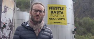 Copertina di San Pellegrino Terme, attivisti Greenpeace davanti alla fabbrica Nestlé: “Basta plastica usa e getta”