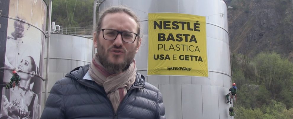 San Pellegrino Terme, attivisti Greenpeace davanti alla fabbrica Nestlé: “Basta plastica usa e getta”