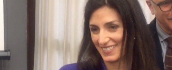 Copertina di Roma, Raggi: “Se per 136 agenti in più Salvini è Batman io che ne ho assunti mille sono Wonder Woman”