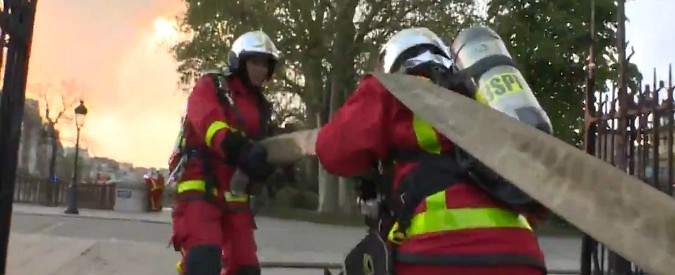Copertina di Rogo Notre-Dame, la corsa contro il tempo dei Vigili del fuoco per salvare la cattedrale. Il video ripreso in soggettiva