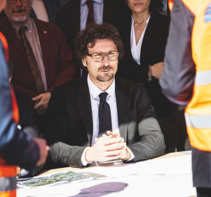 Pacco regalo - Il ministro dei Trasporti Danilo Toninelli ha sottoscritto un accordo vantaggioso per i Gavio - LaPresse Asti-Cuneo,dieci chilometri di investimenti per avere milioni di euro anche da Toninelli
