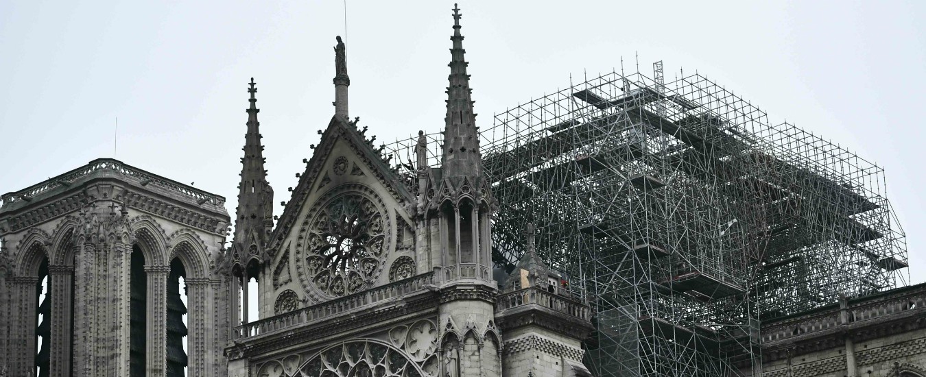 Notre-Dame, la cattedrale non aveva assicurazione: spese a carico dello Stato. Philippe: “Concorso per ricostruire guglia”