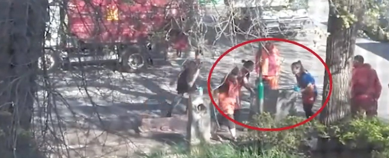 Copertina di Roma, olio esausto nel tombino. Raggi posta su facebook il video che inchioda ambulanti e dipendenti Ama