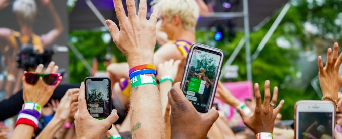 Smartphone, dalle recite a scuola fino ai concerti: per favore, smettiamola di fare video
