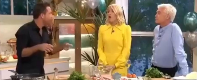 Copertina di “Pecorino, non pecorina”, il cuoco italiano ‘litiga’ con gli inglesi in diretta tv: e la sua spiegazione è da ridere