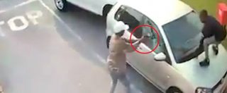Copertina di Studentessa aggredita da un gruppo di rapinatori: si rifiuta di scendere dall’auto, loro sparano ai finestrini. Il video