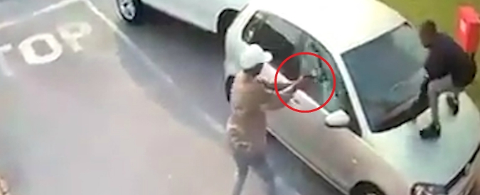 Copertina di Studentessa aggredita da un gruppo di rapinatori: si rifiuta di scendere dall’auto, loro sparano ai finestrini. Il video