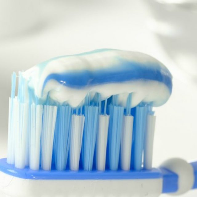 Bambina di 11 anni muore dopo essersi lavata i denti: “Ha avuto una reazione allergica al dentifricio”