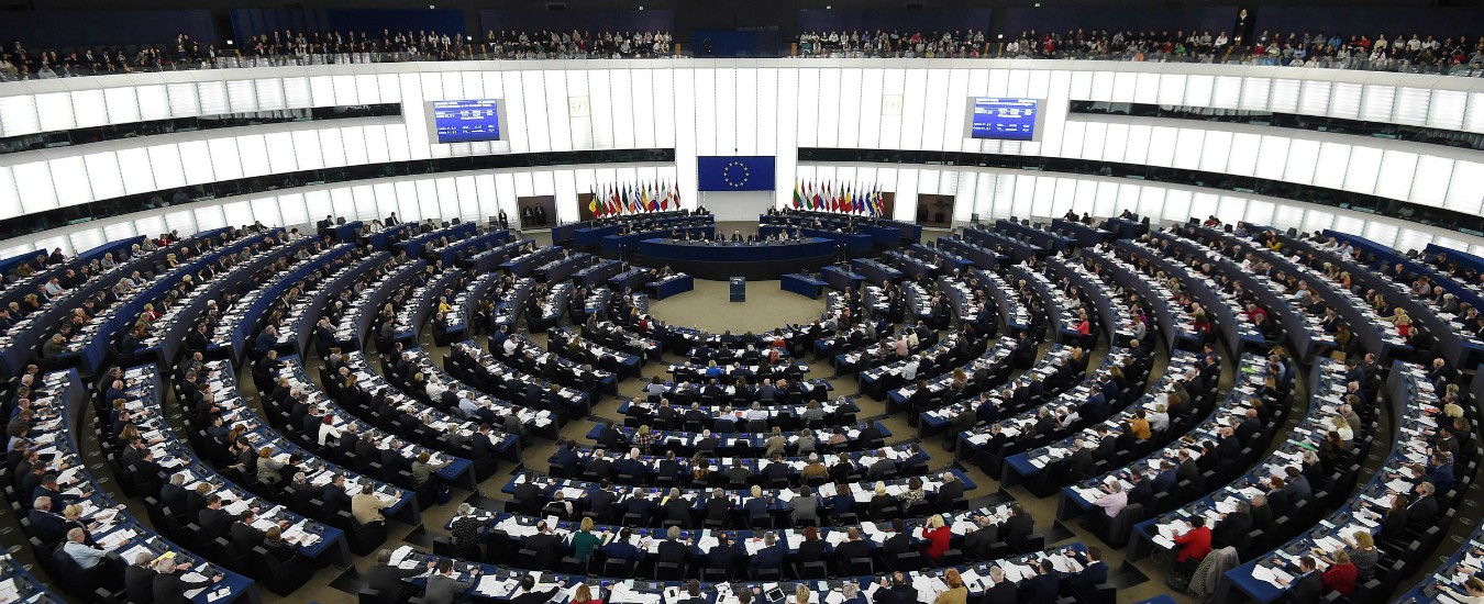 Whistleblowing, Parlamento Ue approva legge che protegge gli informatori. “Adesso servono garanzie su anonimato”