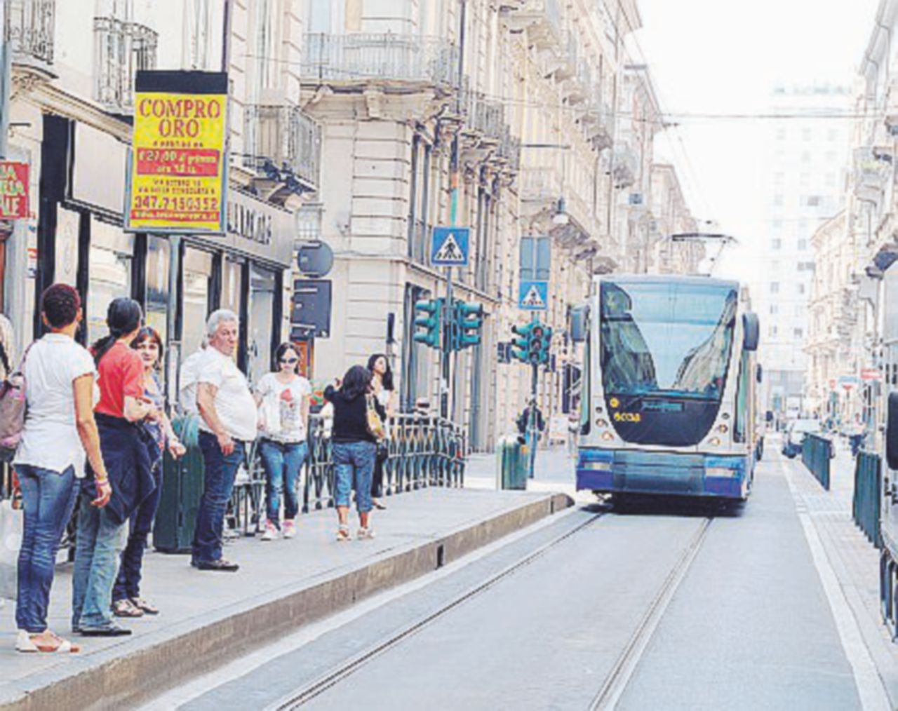 La carrozzina non può essere fissata e il tram non parte: sputi e insulti al disabile marocchino