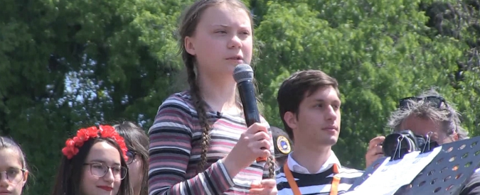 Copertina di Greta Thunberg in piazza del Popolo: “Siate orogliosi di voi stessi”. Poi l’accusa: “Nostro futuro venduto a pochi ricchi”