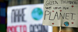 Copertina di Fridays for Future, migliaia di giovani in piazza a Roma con Greta: “Prepariamoci, la nostra lotta durerà anni” – LE FOTO