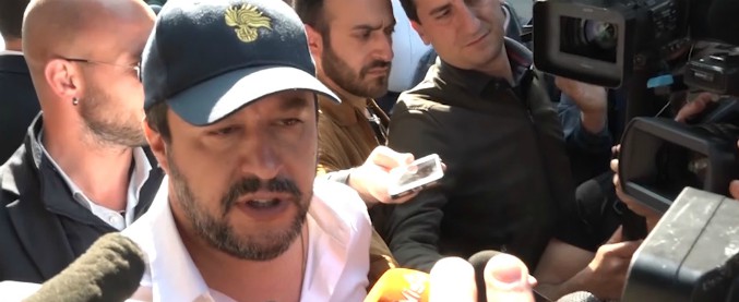 Copertina di Salvini attacca Raggi e difende Siri, poi lapsus: “Nessuna crisi, troppe cose da fare. Il governo va avanti altri quattro mesi”