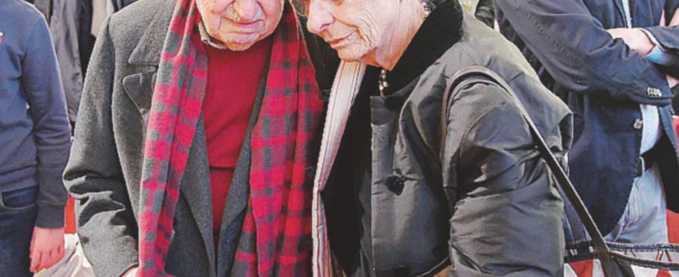La vecchia guardia - L’ex comunista Emanuele Macaluso, 95 anni, abbraccia Emma Bonino, storica leader radicale. “Era un amico, un vero amico” dice Macaluso Massimo Bordin, un grazie universale