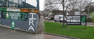 Irlanda del Nord, tra ‘murals’ e il cancello di Falls road: dove i due mondi di Belfast si sfiorano sopra un odio mai sopito