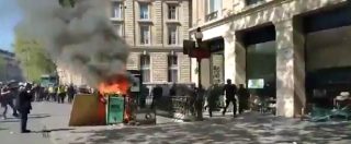Copertina di Gilet gialli, violenze e scontri a Parigi: in fiamme auto, scooter e cassonetti. Polizia usa granate assordanti