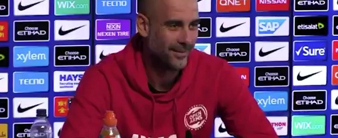 Copertina di Migranti, Guardiola si presenta in conferenza stampa con la felpa dell’ong Open Arms: “Amo quello che fanno”