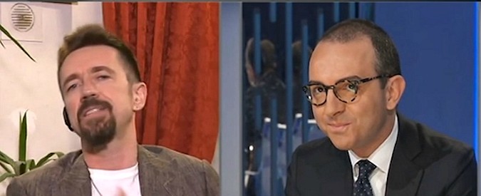 Copertina di La7, botta e risposta tra Scanzi e De Angelis: “Per i media governo ha la rogna a prescindere”. “Non guardi i fatti”