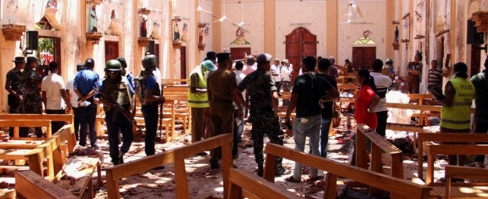 Sri Lanka, attentati coordinati in chiese e hotel: almeno 215 morti e 500 feriti. “Arrestati 7 sospetti. È terrorismo religioso”