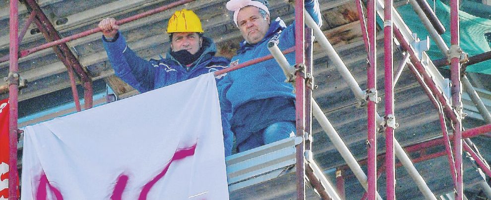 Con le orecchie da coniglio - La protesta dei due operai, licenziati dalla Fca, sul campanile della Chiesa del Carmine - Ansa Ex operai Fca sul campanile per protesta: “Esclusi anche dal reddito di cittadinanza”