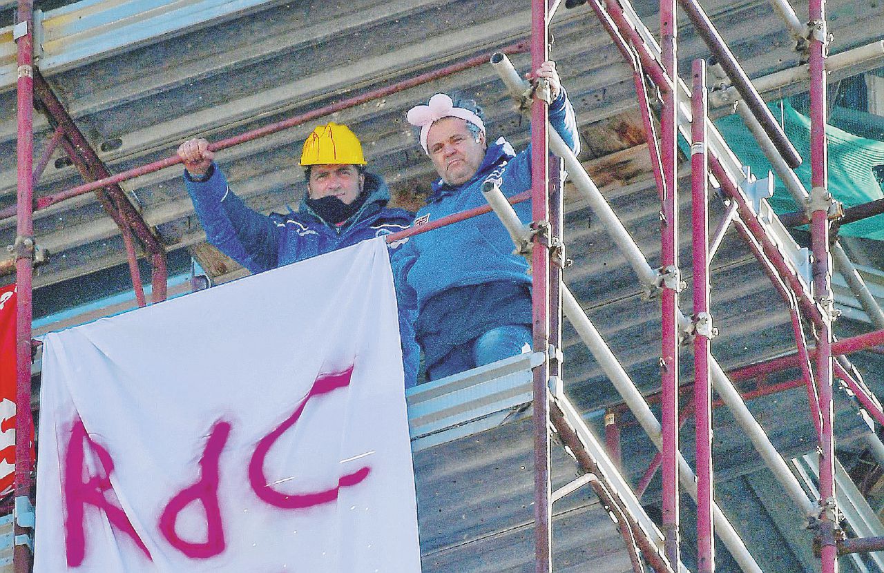 Con le orecchie da coniglio - La protesta dei due operai, licenziati dalla Fca, sul campanile della Chiesa del Carmine - Ansa Ex operai Fca sul campanile per protesta: “Esclusi anche dal reddito di cittadinanza”