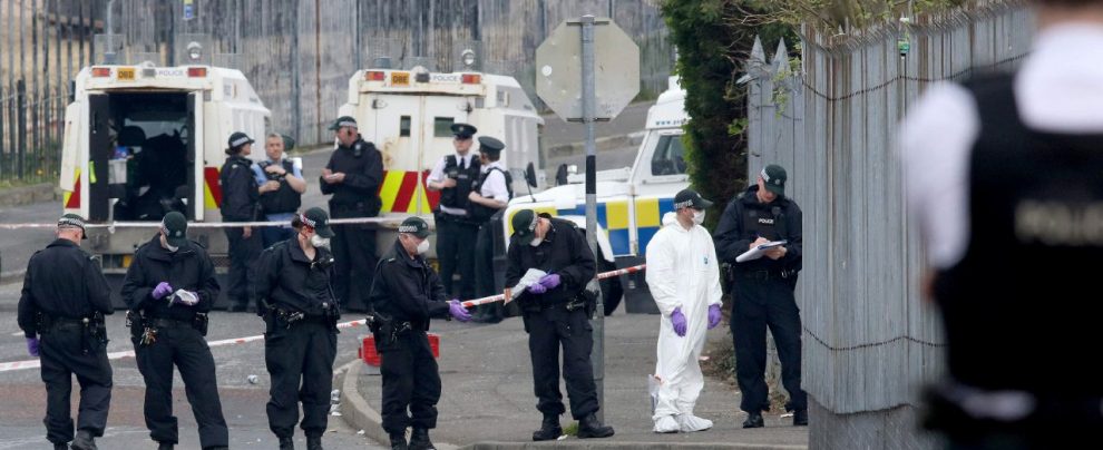 Il video dello sparo - La polizia ha mostrato il killer con il passamontagna che ha ucciso tre serei fa la giornalista Lyra McKee a Derry - LaPresse “La pace è stata una promessa mancata: ora New Ira arruola”