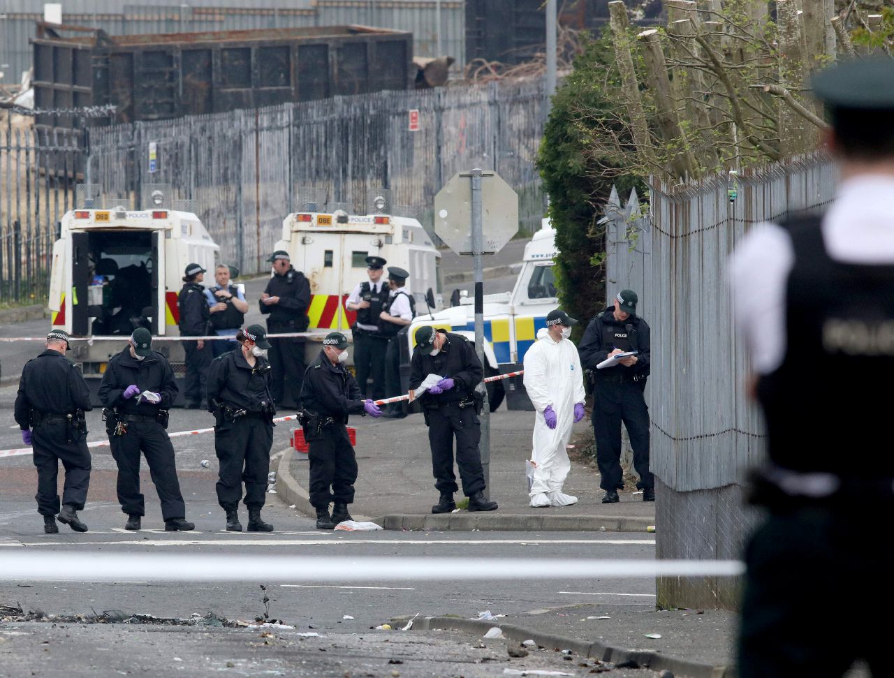 Il video dello sparo - La polizia ha mostrato il killer con il passamontagna che ha ucciso tre serei fa la giornalista Lyra McKee a Derry - LaPresse “La pace è stata una promessa mancata: ora New Ira arruola”