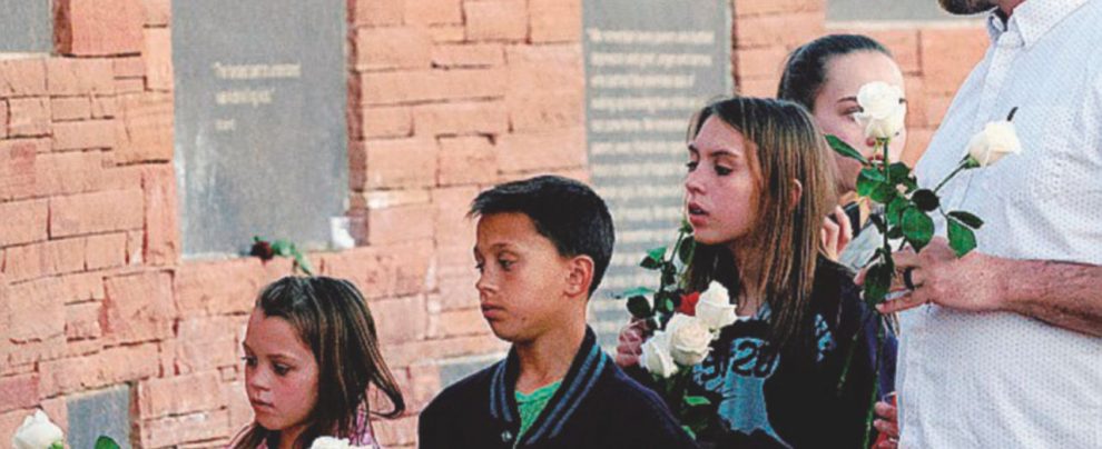 Flagello delle armi - Un sopravvissuto porta fiori alla lapide che ricorda le vittime - Ansa Columbine, il massacro che non è mai finito