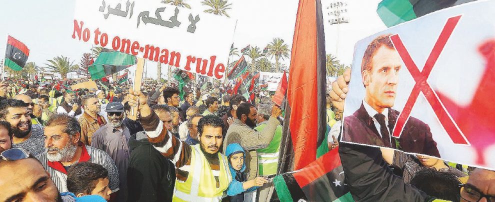 Ancora in piazza - Manifestazioni a Tripoli contro il generale Haftar che hanno come bersaglio anche il presidente francese Macron. Libia, l’intervento Nato che bombardò la ragione