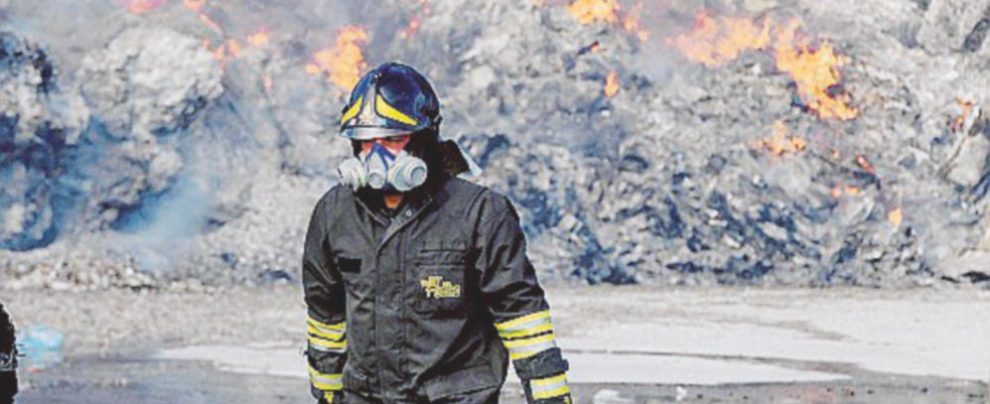 Soldi dai roghi - Rifiuti in Campania - Ansa Dal sole alle rottamazioni: ecocriminali senza confini
