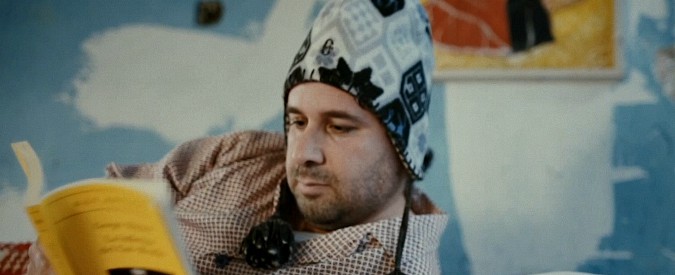 Copertina di Genova, i vicoli come le stanze di casa: clochard attori per un giorno nel videoclip dell’associazione San Marcellino