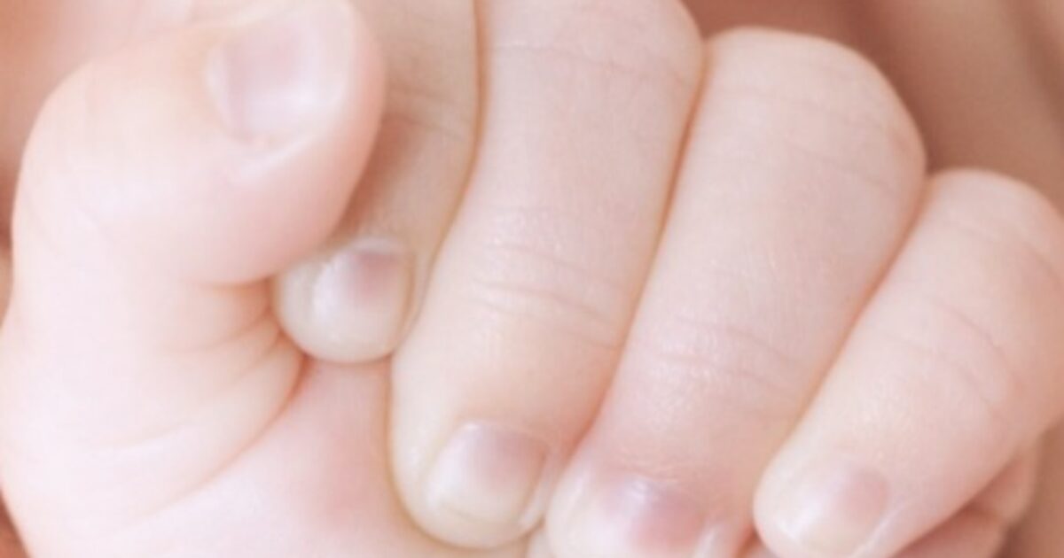 Prova a costringere il nipote di 4 mesi a bere birra: servizi sociali pronti a intervenire