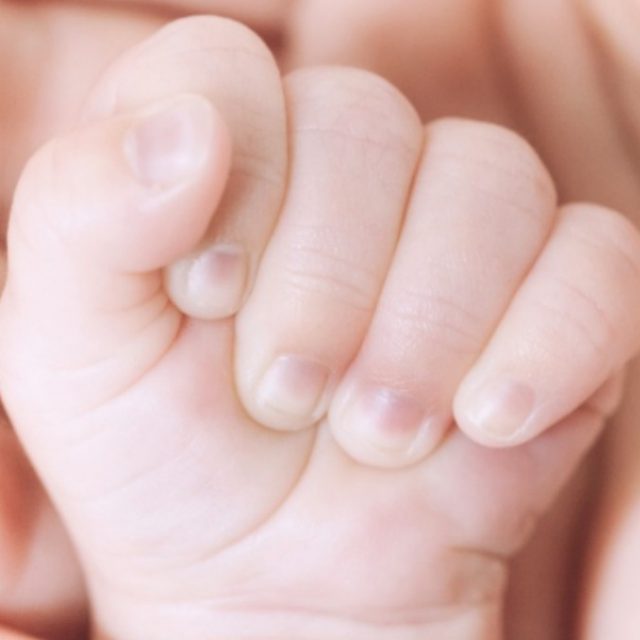Parente lo bacia per il battesimo: neonato di 4 settimane rischia di morire