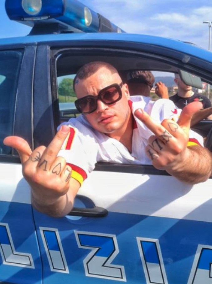 Copertina di Trapper guida la volante della polizia: “Maresciallo abbiamo finito la droga”. Rischia denuncia per vilipendio