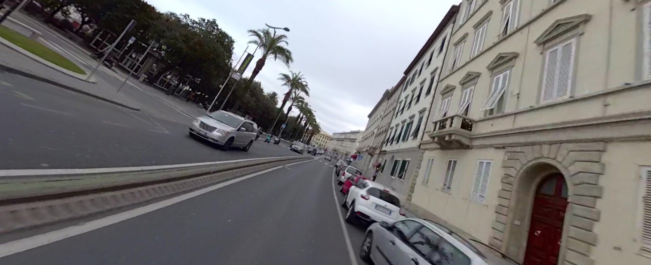 Livorno, candidato sindaco leghista lancia il “prima i livornesi” per parcheggi sul lungomare: “Posti riservati e gratuiti”