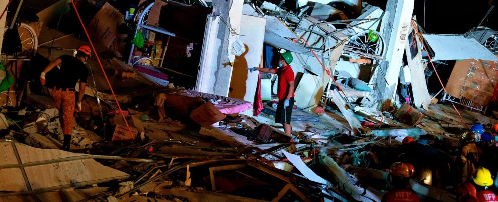 Terremoto nelle Filippine, scossa di 6.3. Palazzi crollati: almeno 8 morti e decine di feriti. “Grida da sotto le macerie”