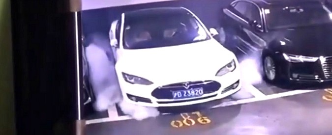Tesla, in un filmato (virale) l’auto prende fuoco da sola in un garage: Elon Musk incarica squadra per fare chiarezza