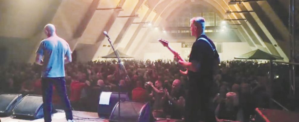 Cerea - La serata del Veneto Fronte Skinehads si è svolta in un capannone del comune vicino a Verona - Per i 130 anni dalla nascita di Hitler il concerto è negli spazi del Comune