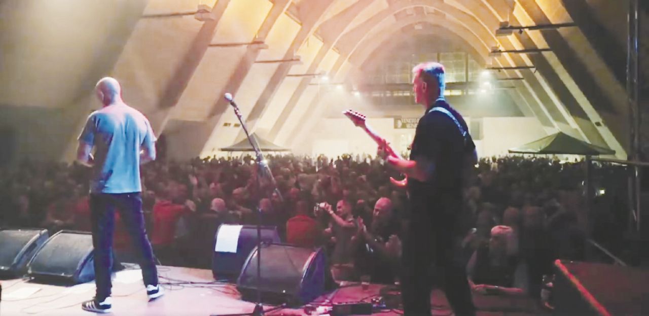 Cerea - La serata del Veneto Fronte Skinehads si è svolta in un capannone del comune vicino a Verona - Per i 130 anni dalla nascita di Hitler il concerto è negli spazi del Comune