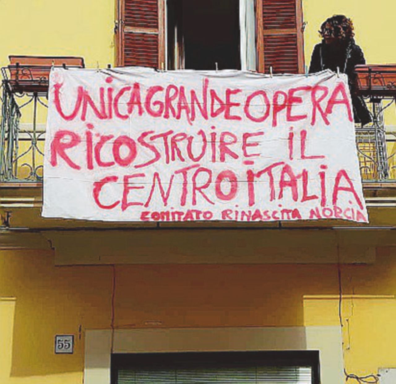 La protesta - delle lenzuola - Per la ricostruzione lenzuola alle finestre: i fondi ci sono, è la burocrazia a bloccare tutto