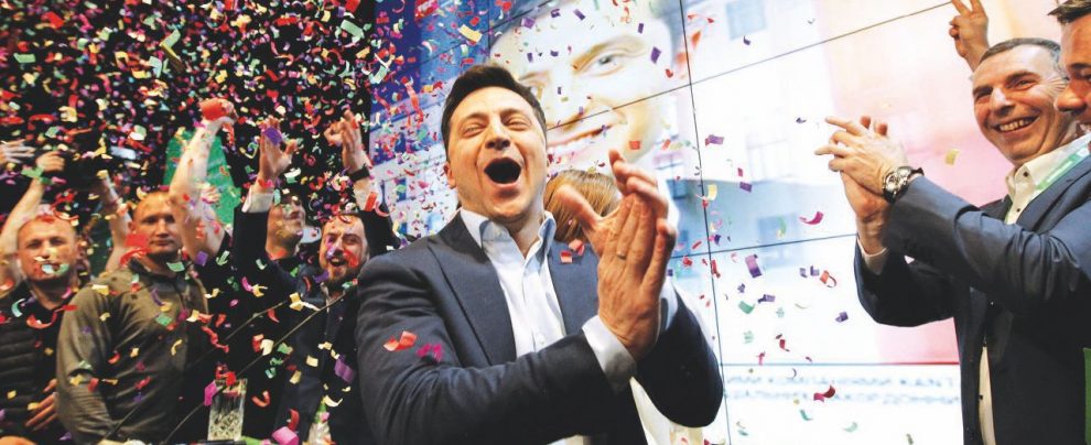 Dalla fiction alla realtà - Volodymyr Zelensky festeggia - Ansa Il “servitore del popolo” ha un oligarca per amico