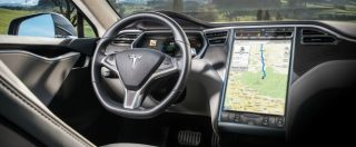 Copertina di Guida autonoma, Elon Musk: “entro due anni i primi robotaxi senza conducente”
