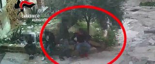 Copertina di Agrigento, arrestata banda di gambiani e nigeriani: spaccio nelle scuole e in piazza. “Spaccavano bottiglie in testa ai clienti”
