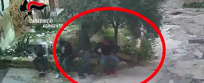 Copertina di Agrigento, arrestata banda di gambiani e nigeriani: spaccio nelle scuole e in piazza. “Spaccavano bottiglie in testa ai clienti”