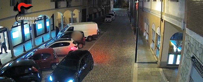 Copertina di Milano, assaltavano bancomat e li facevano esplodere: Carabinieri arrestano 5 persone. Incastrati dai video