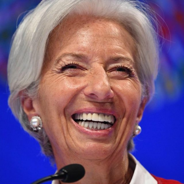 Christine Lagarde rivela: “Durante le riunioni faccio gli esercizi per i glutei, mio marito dice che sono sublime”
