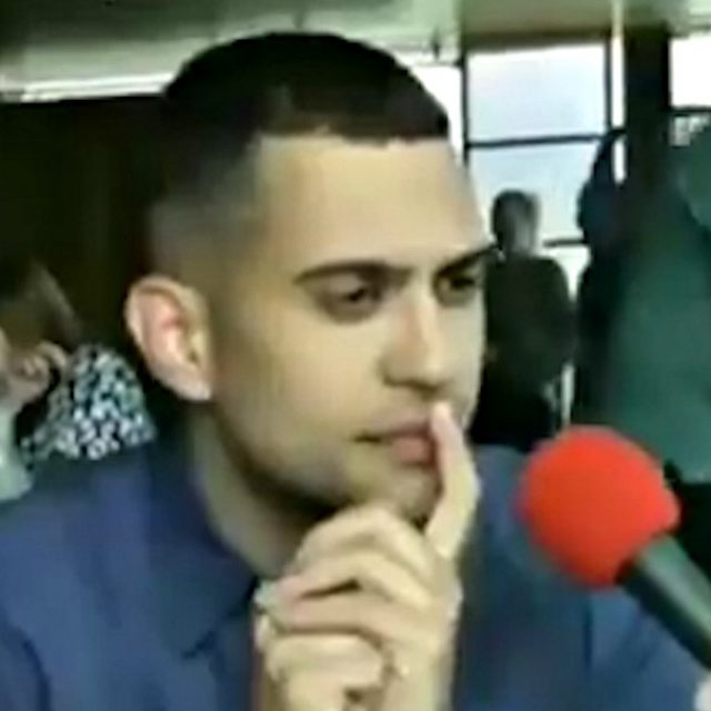 “Ma cosa ha detto?”. L’imbarazzo di Mahmood di fronte alla domanda del giornalista straniero. E il video diventa virale