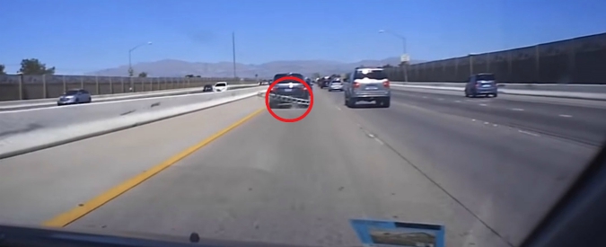 Copertina di L’incubo di ogni automobilista si avvera per questa coppia (sfortunata): viaggiano in autostrada e all’improvviso…