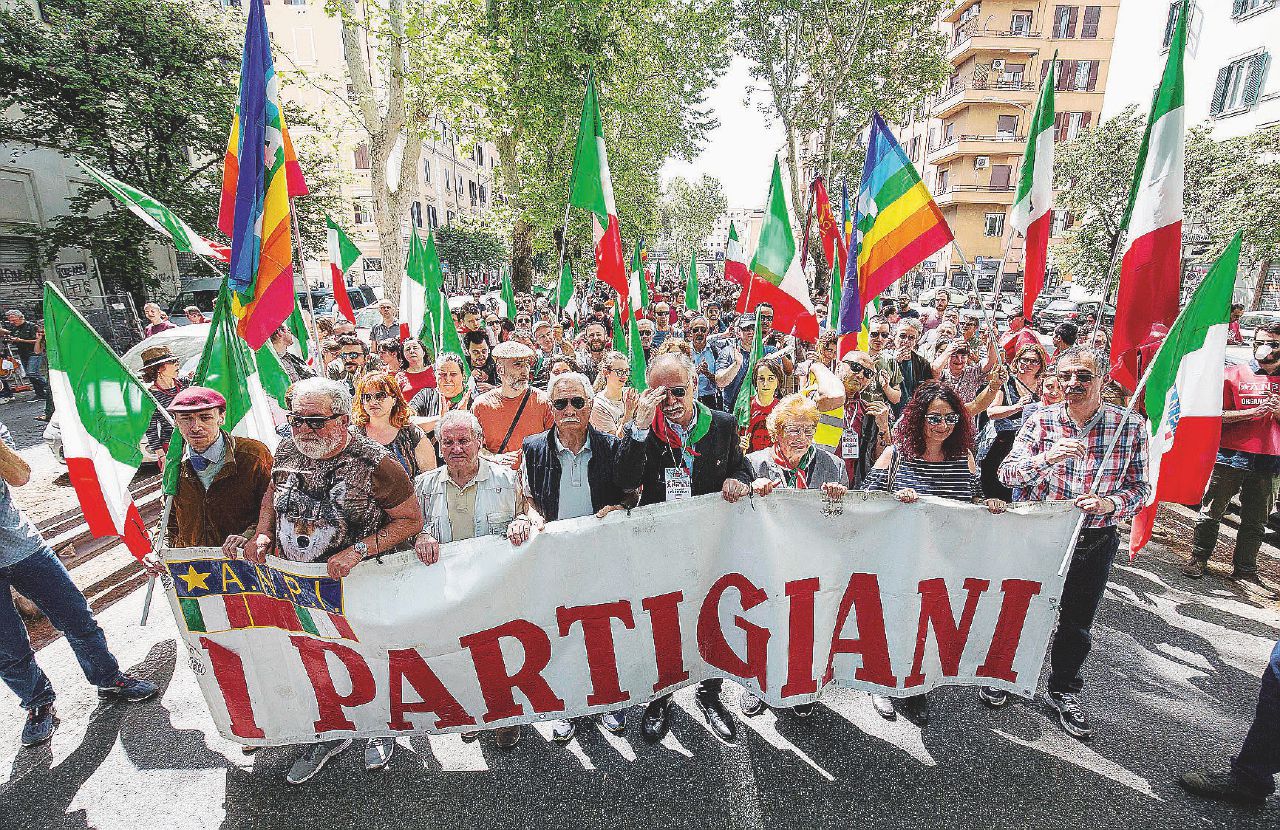 Ricorrenza - Il 25 aprile si festeggia la liberazione dal fascismo: a Savona polemiche per la deviazione del percorso del corteo - Ansa C’è la sede di CasaPound sulla via, il prefetto cambia il percorso del corteo del 25 Aprile
