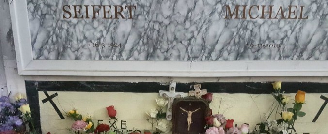 25 aprile, a Santa Maria Capua Vetere fiori sulla tomba del boia di Bolzano. Anpi: “Basta omaggi, loculo sia anonimo”